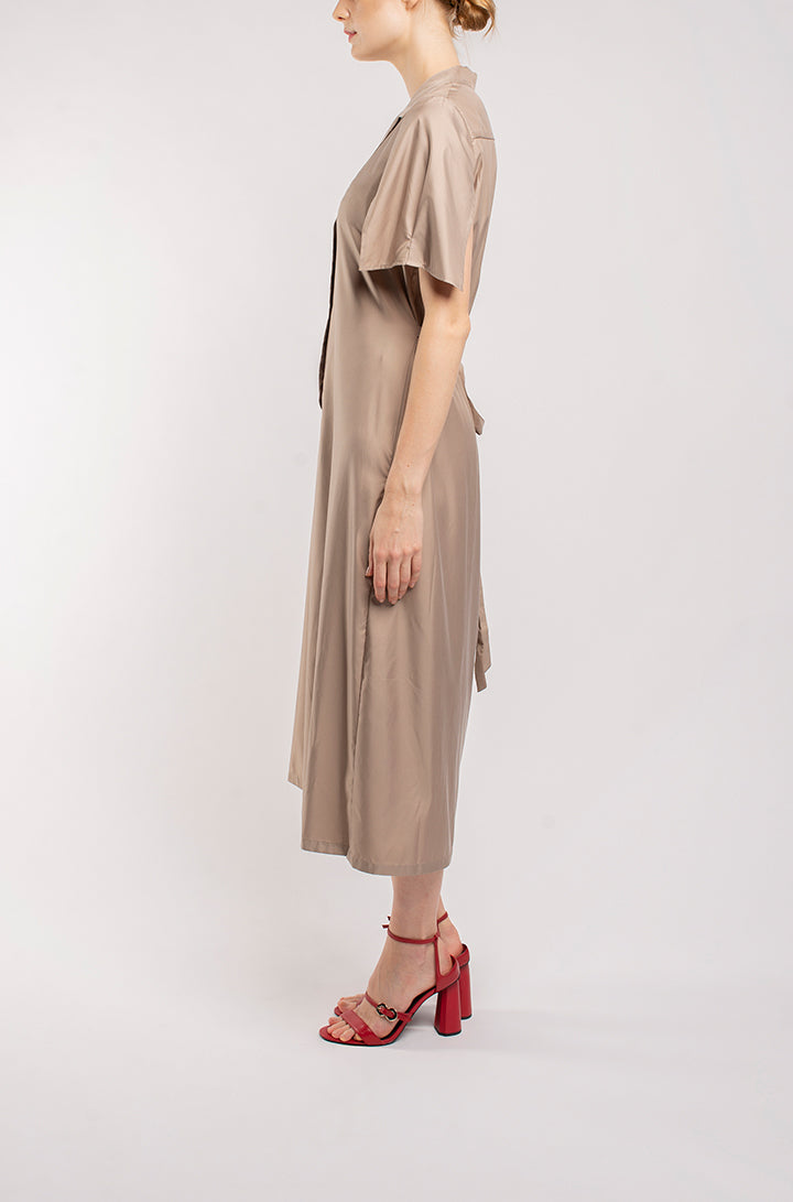 STRAIGHT CUT, MIDI SHIRT DRESS WITH REVERE COLLAR AND SELF TIE BELT.